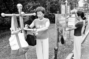 公園豎起掛包架